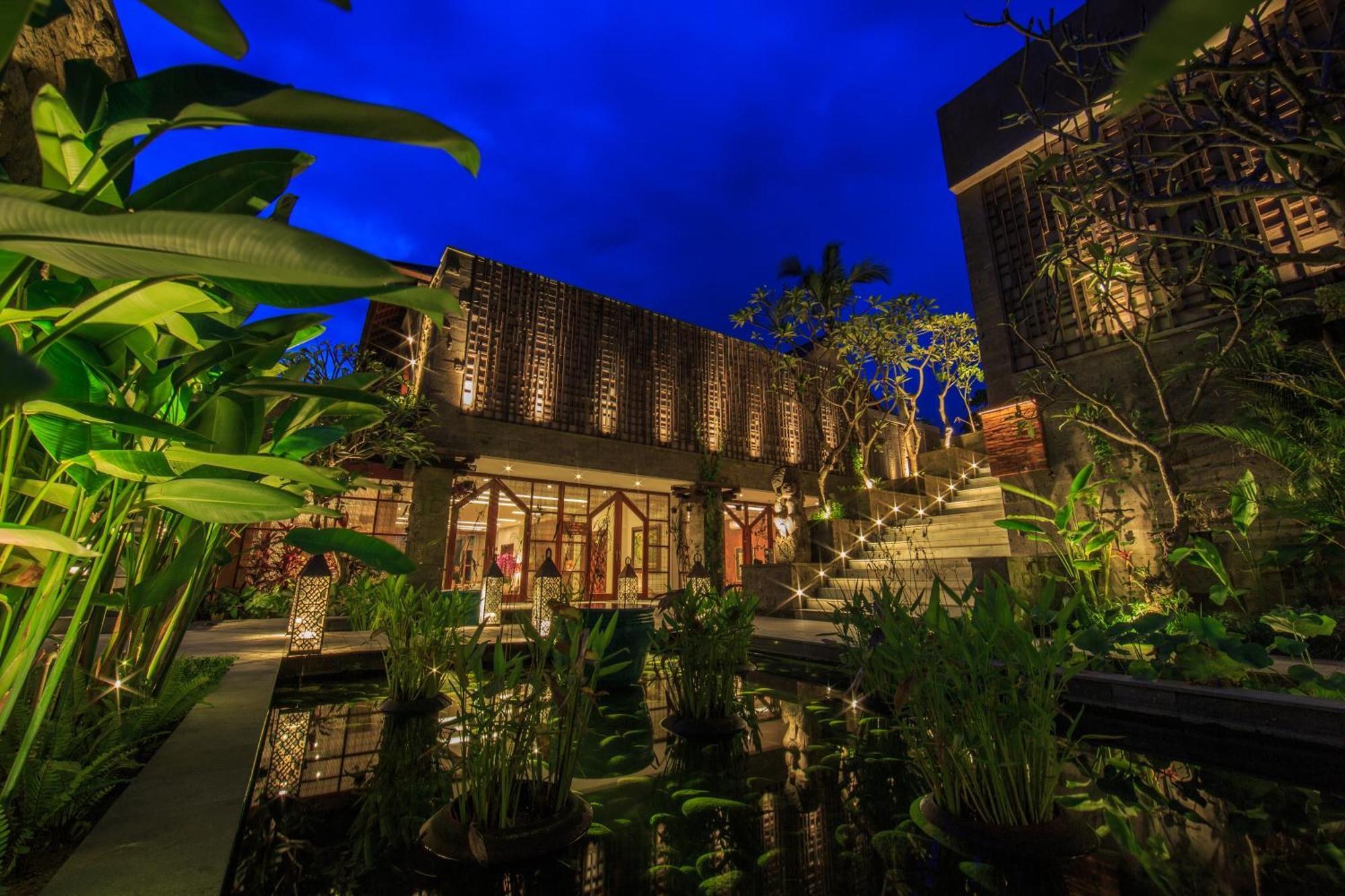 Tejaprana Bisma - Chse Certified Hotel Ubud Eksteriør billede The hotel at night